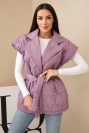 Dámska prešívaná vesta s pásom a širokým golierom tmavo ružová