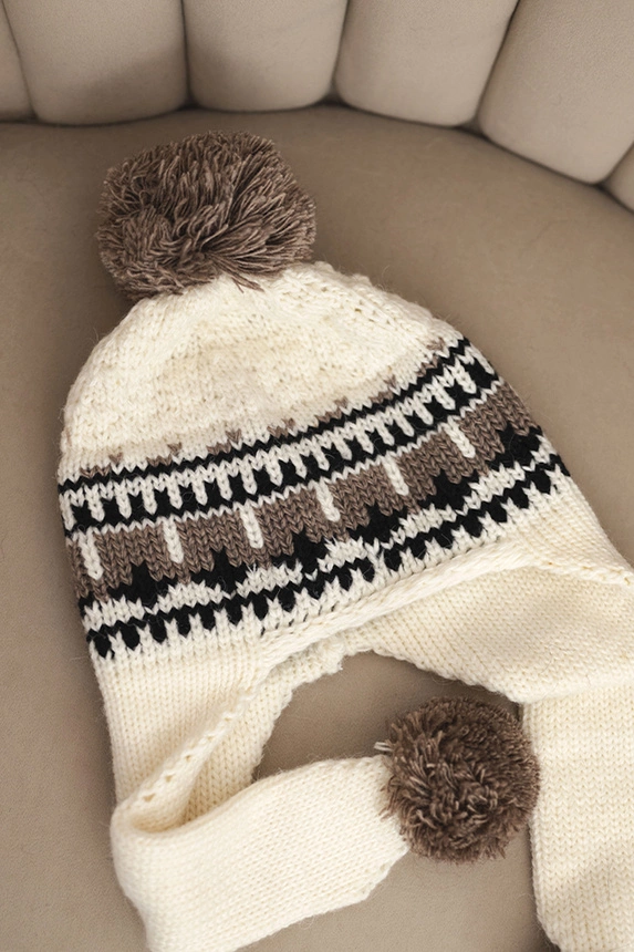 Czapka damska wełniana zimowa z nausznikami i pomponami K436 ecru