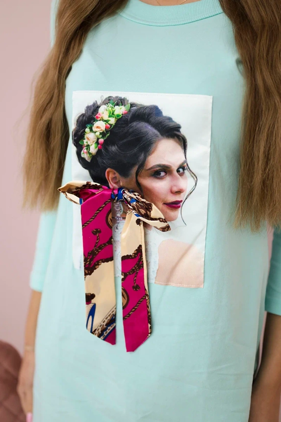 Kleid mit Grafik und bunter 3D-Schleife mint