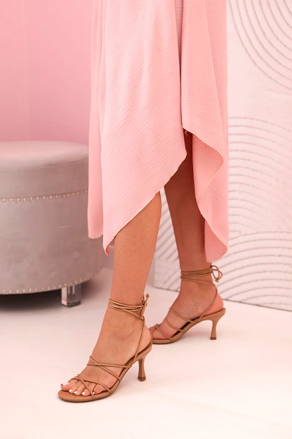 Damenkleid mit ausgestellten Trägern und asymmetrischem Saum puderrosa