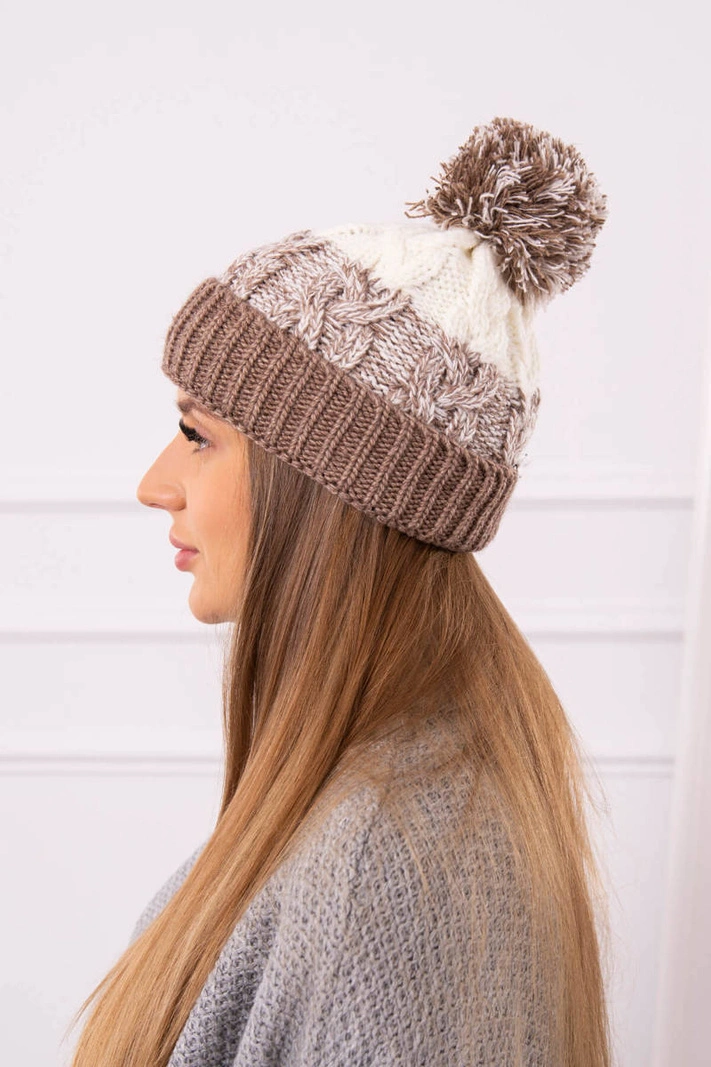 Moteriška kepurė su pomponu Abigail K326 cappuccino+ecru