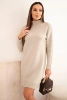 Damenstrickkleid mit Rollkragen und Tasche beige