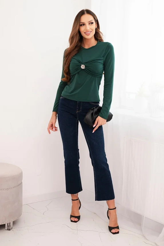 Bluzka damska z wiskozy dopasowana z drapowaniem i broszką ciemno zielona