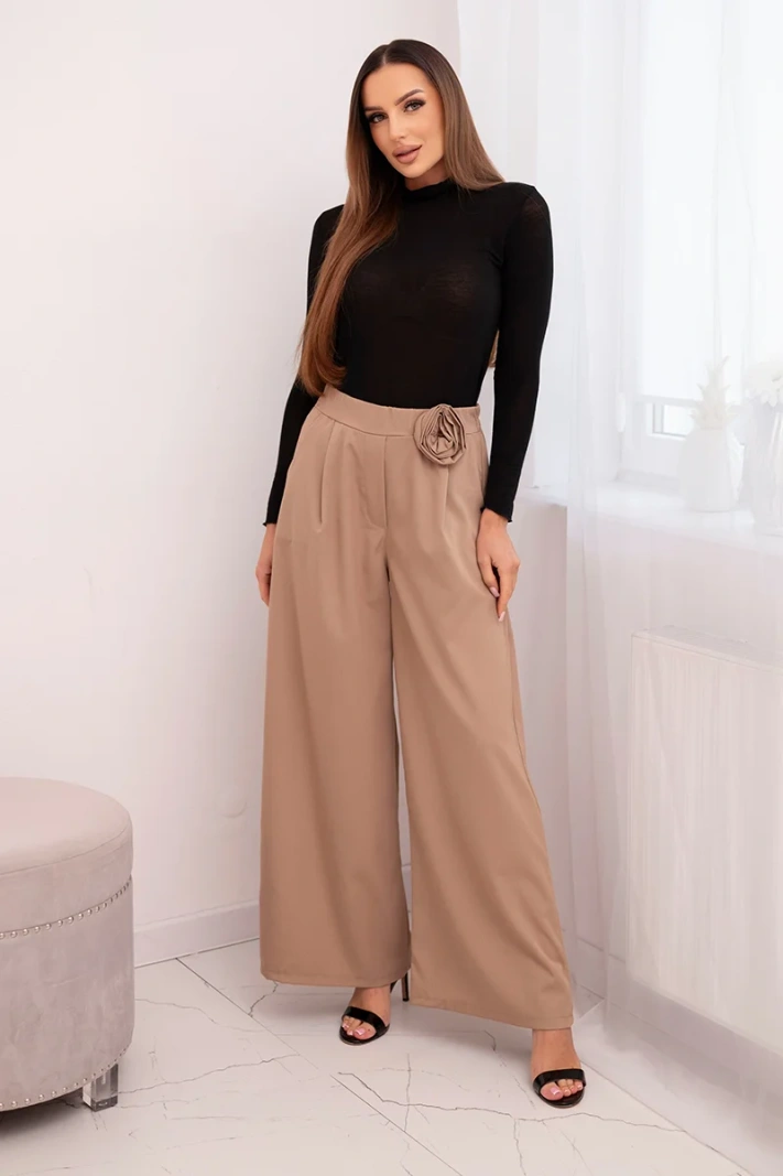 Dámské elegantní kalhoty s širokou nohavicí a ozdobným květem fango