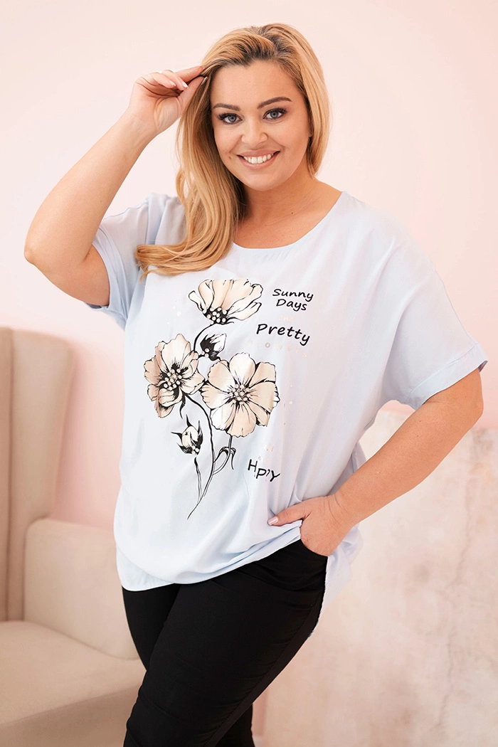Bluzka damska Plus Size z wiskozy z kwiatowym nadrukiem i napisem niebieska zdjęcie 1
