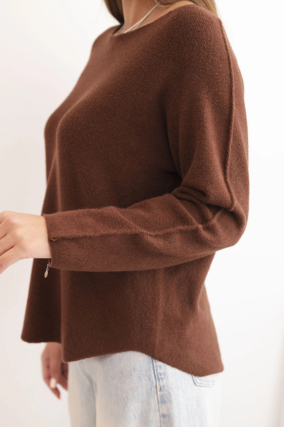 Women's sweater made of viscose with long sleeves and a round neckline chocolate