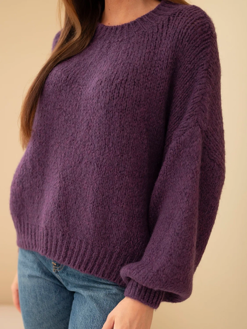 Women's oversized sweater with a round neckline and ribbing dark purple