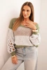 Damenpullover mit Streifen und Zöpfen an den Ärmeln aus khaki + grau