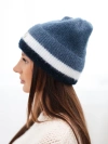 Moteriška beanie kepurė su reljefiniu raštu ir papuošimu džinsai+tamsiai mėlyna