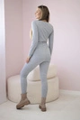Set mit Bügelfalte auf Bluse grau