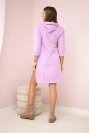 Kleid mit längerem Rücken und buntem Druck lila