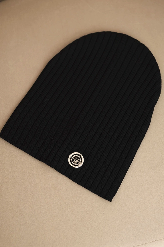 Women's ribbed cap with decorative button made of viscose and modal black