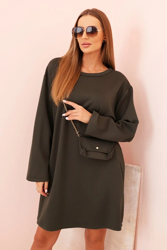 Damenkleid aus Viskose in Übergröße mit einer Handtasche aus Kette khaki