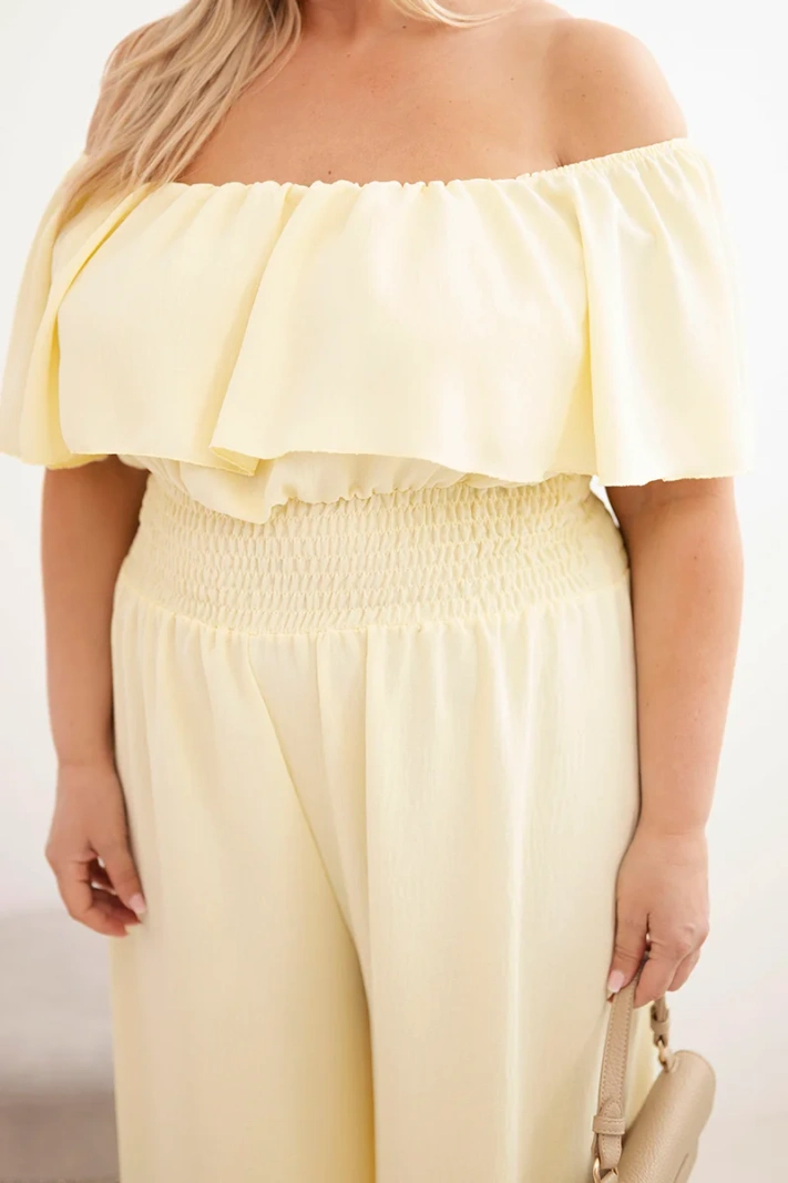 Dámská kombinéza Plus Size s odhalenými rameny, s volánem a širokými nohavicemi žlutý