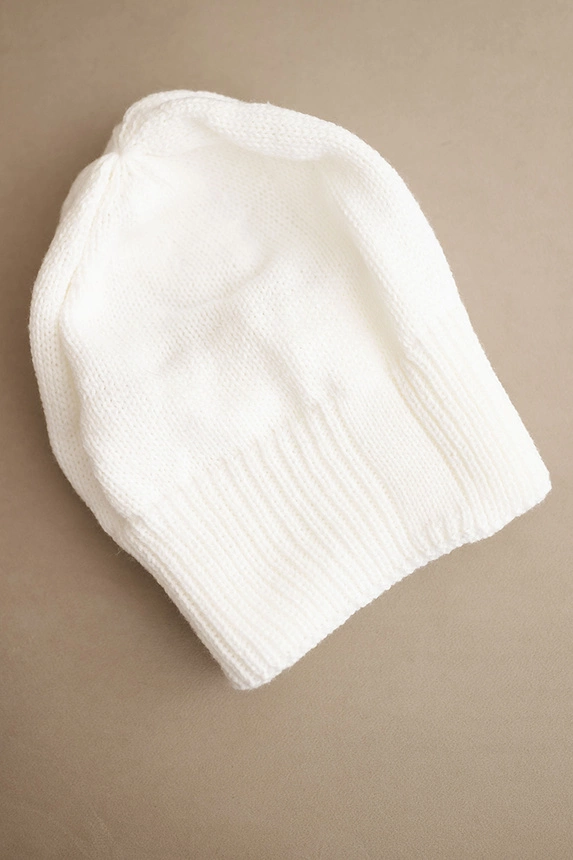 Women's winter hat made of wool with a classic ribbed weave K444 white