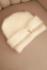 Damenwintermütze flauschig mit Perlen und dekorativem Muster ecru