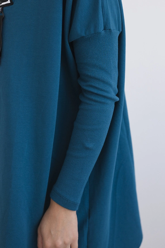 Mikina oversize s asymetrickými stranami námorné