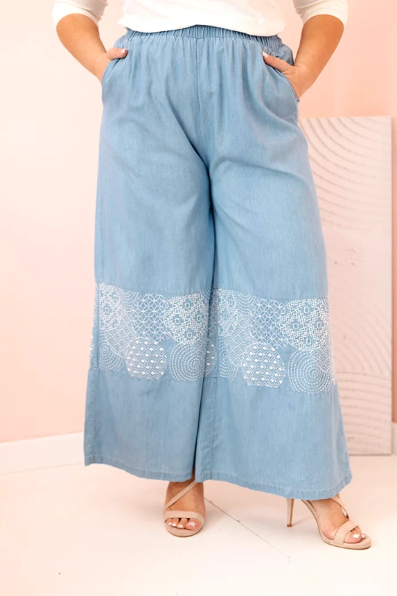 Damenhose in Plus Size mit weitem Bein und ethnischer Stickerei helles Denim