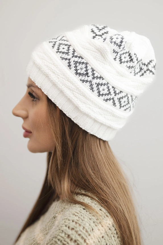 Damenwintermütze mit Muster und Wolle K425 weiß