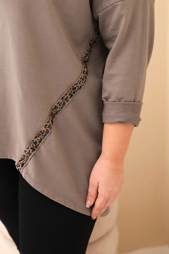 Damenbluse Plus Size aus Baumwolle mit hochgekrempelten Ärmeln und einem Einsatz in Leopardenmuster fango
