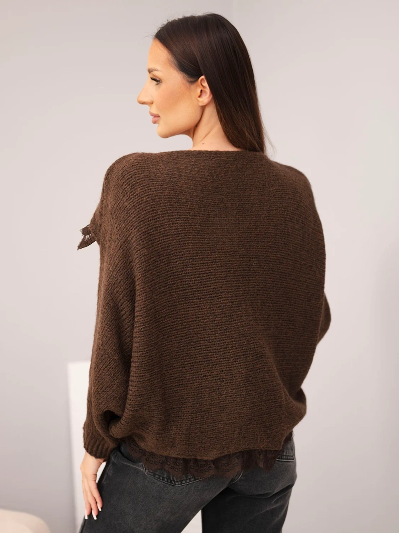 Asymmetrischer Damenpullover mit Spitzenbesatz braun
