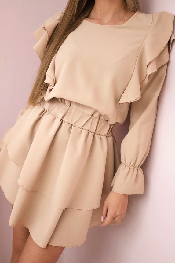 Kleid mit vertikalen Rüschen beige