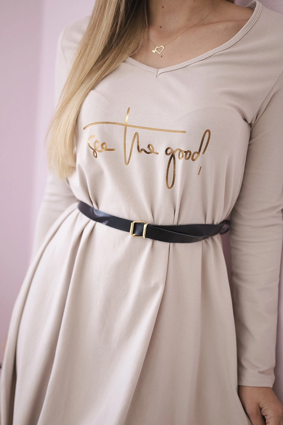Kleid mit Ziergürtel und Aufschrift beige