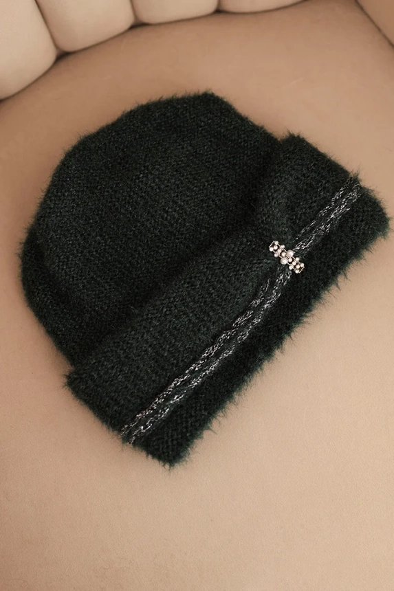 Damenwintermütze flauschig mit Perlen und dekorativem Muster dunkelgrün