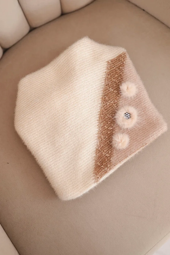 Elegant women's cap with fur decorations and glittery strap ecru