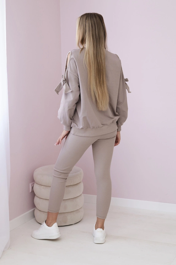 Ein Set Sweatshirt mit Schleife an den Ärmeln und Leggings Dunkelbeige