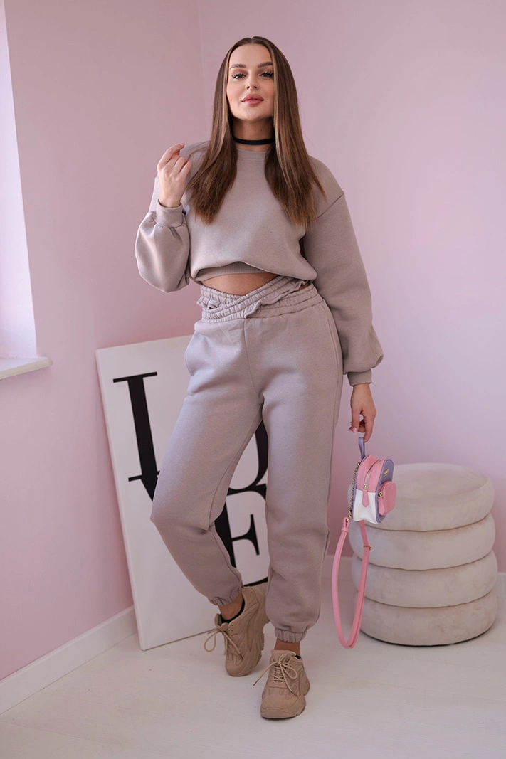 Insulated set with a short sweatshirt dark biege