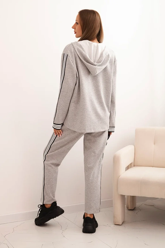 Women's set with viscose, featuring piping and a sports jacket gray