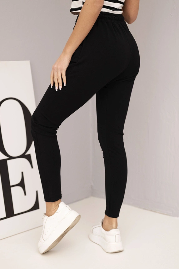 Women's sweatpants with an elastic waistband and drawstring black