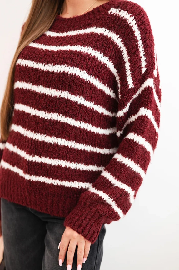 Sweter damski w paski z wełną o luźnym kroju bordowy