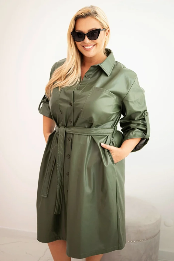 Damenkleid aus Kunstleder in Plus Size mit Gürtel und Kragen khaki