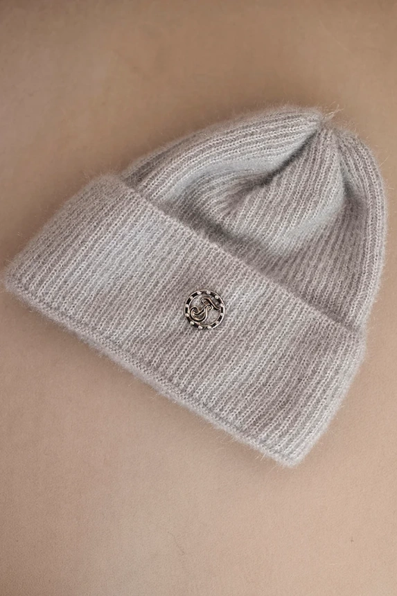 Dámská zimní čepice huňatá s ozdobným knoflíkem světle šedá