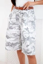 Damen-Shorts mit Gürtel und Camouflage-Muster für den Sommer grau