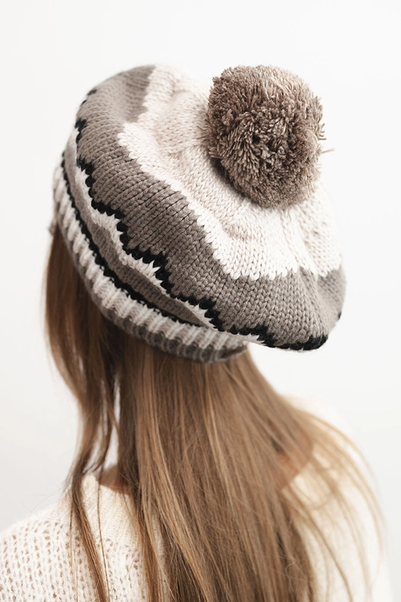 Czapka damska zimowa wełniana z pomponem i kolorowym wzorem K435 beżowa + cappucino
