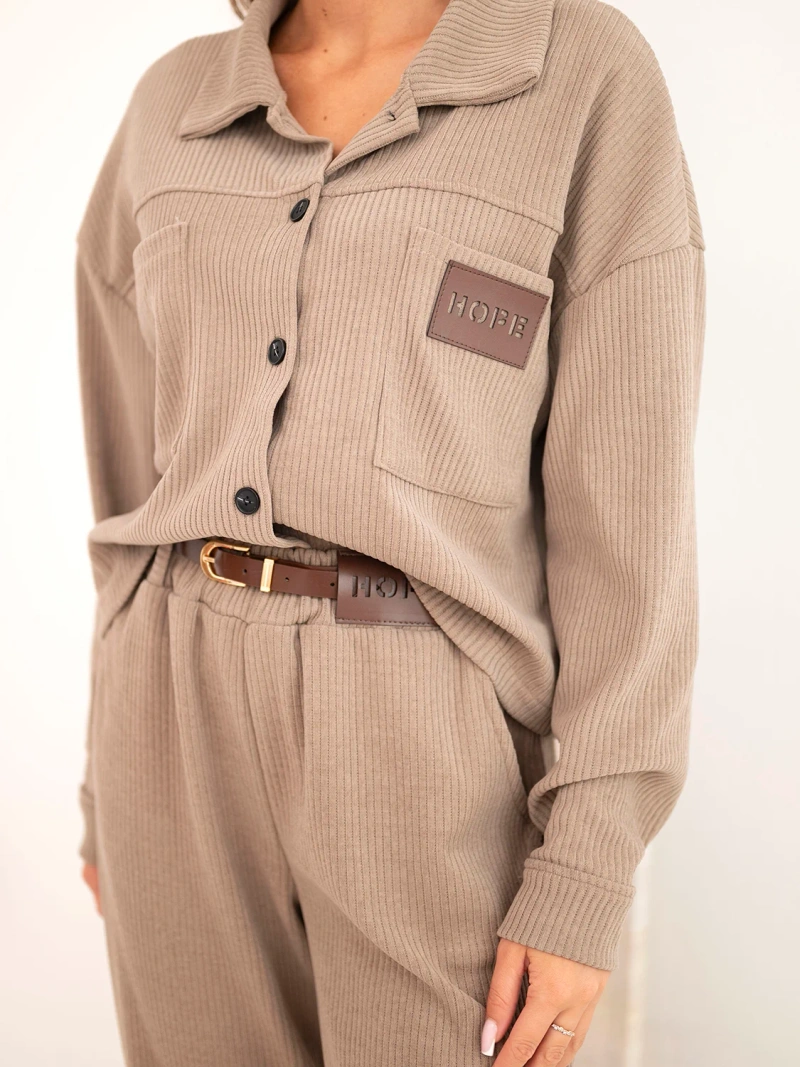 Damenanzug aus Viskose Cordjacke und Hose mit Gürtel fango braun