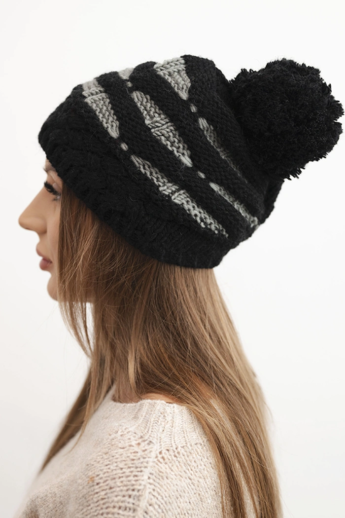 Damenwintermütze gestrickt mit Pompon und Zopfstruktur K466 schwarz