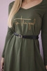 Kleid mit Ziergürtel und khakifarbenem Schriftzug