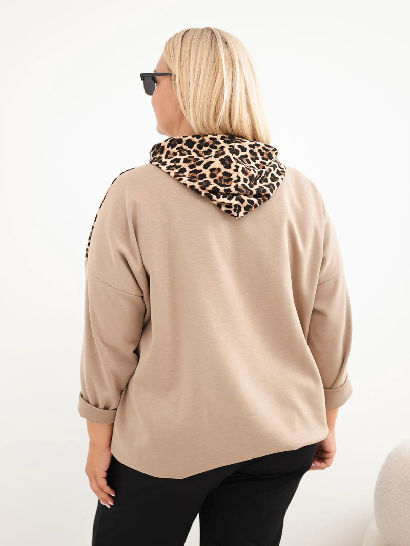 Bluza damska Plus Size wiskozowa z kapturem i wstawkami w panterkę camelowa
