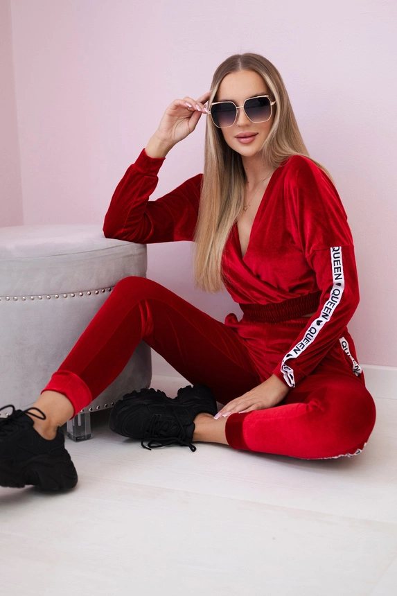 Velúrová súprava s nápisom Queen červená
