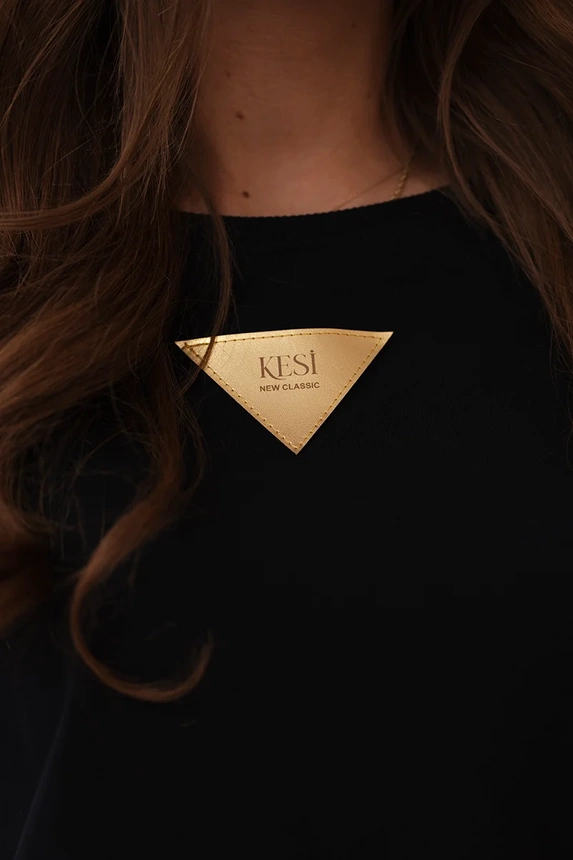 Baumwollbluse mit Rüschen an den Schultern schwarz