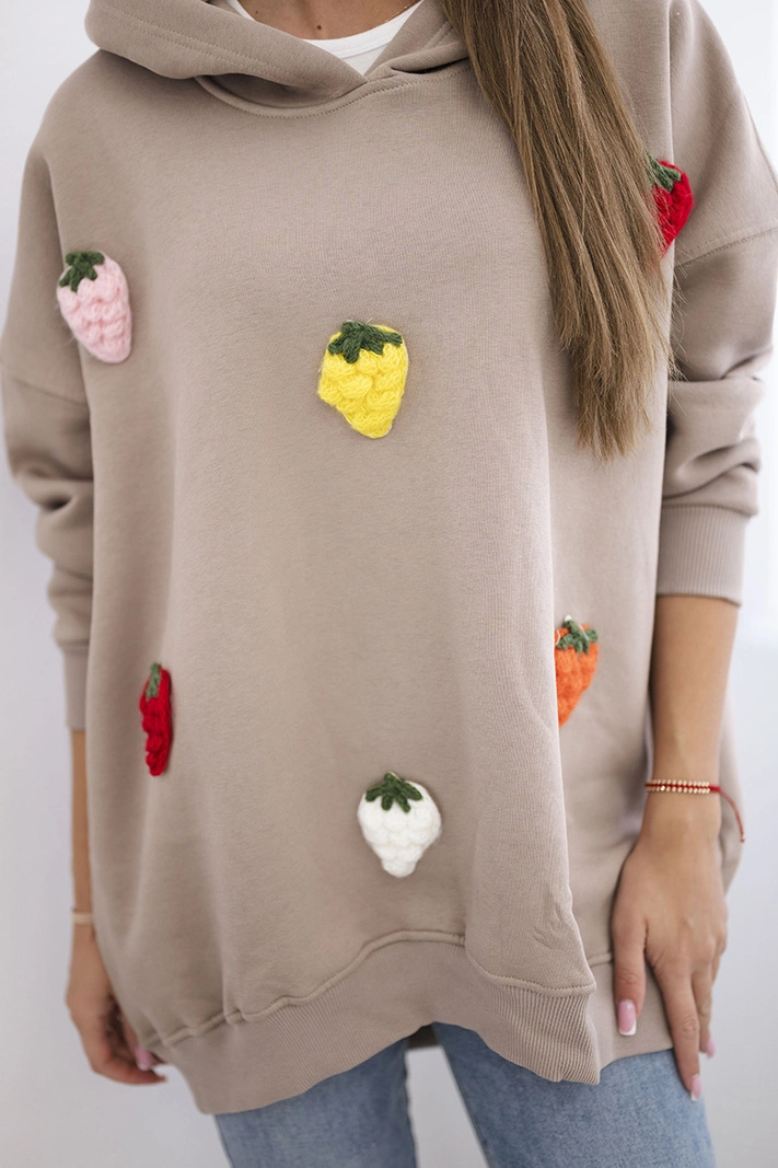 Isoliertes Sweatshirt mit Erdbeermotiv dunkelbeige