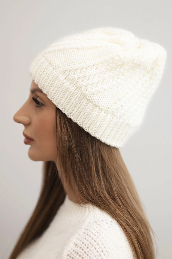 Moteriška žieminė kepurė iš vilnos K441 ecru