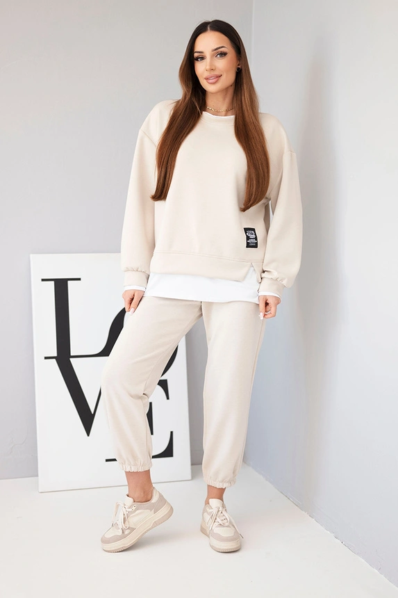 Damen-Set mit einer lockeren Bluse und Jogginghosen butterfarbig