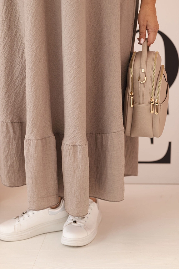 Moteriška plus size suknelė su trumpomis rankovėmis ir šoninėmis raukšlėmis iš lengvos viskozės cappuccino