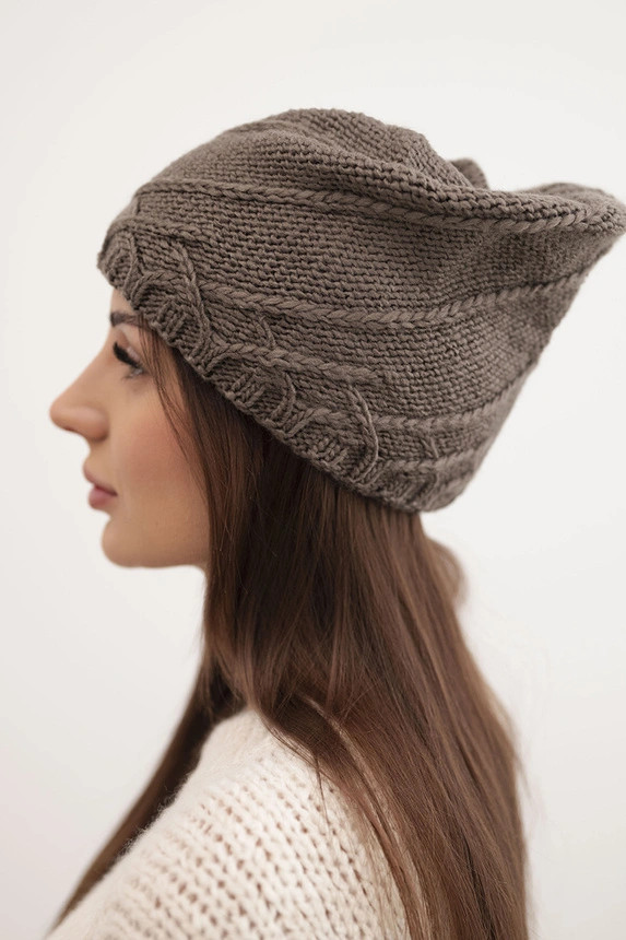 Damenwintermütze mit dekorativem Muster und klassischem Schnitt K372 cappuccino