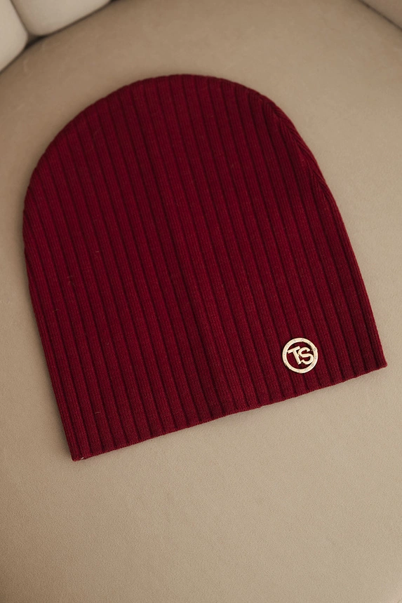 Women's ribbed cap with decorative button made of viscose and modal burgundy
